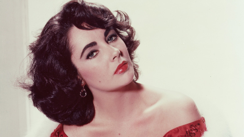 Elizabeth Taylor posing