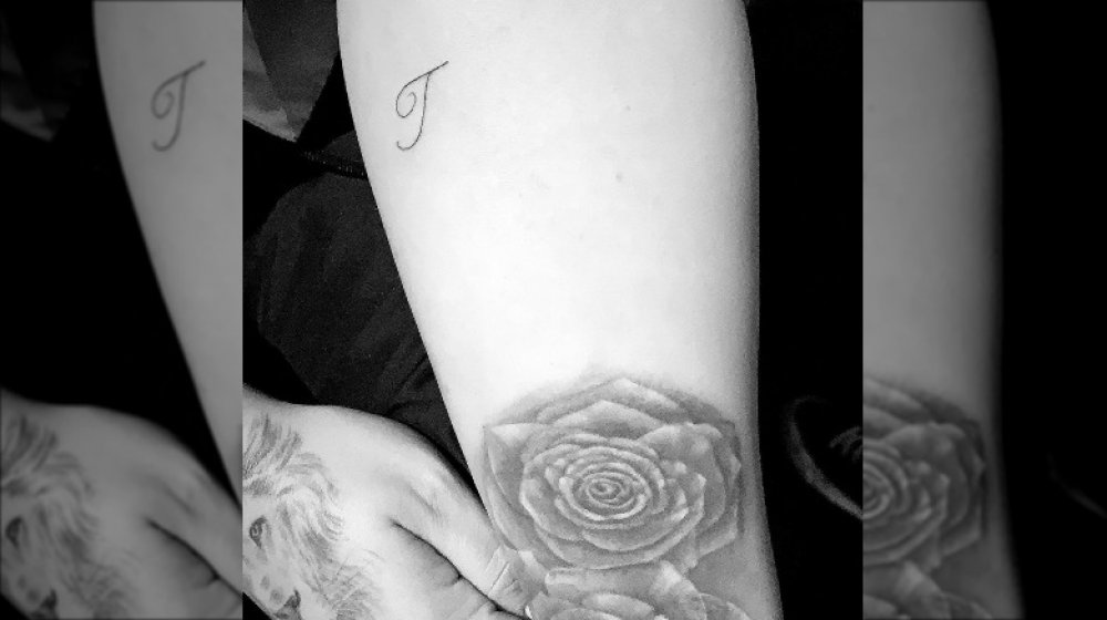 Close da tatuagem "T" de Demi Lovato