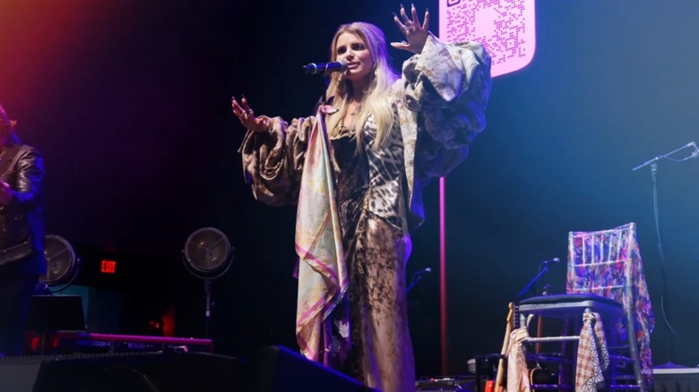 Jessica Simpson performs in a coat with large sleeves.