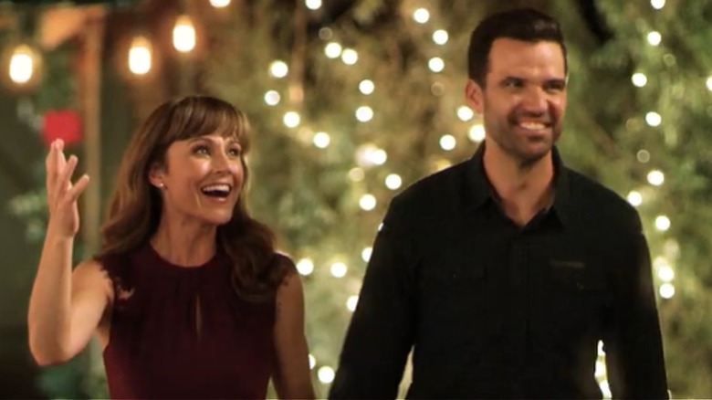 Nikki DeLoach (left) in "Cranberry Christmas"