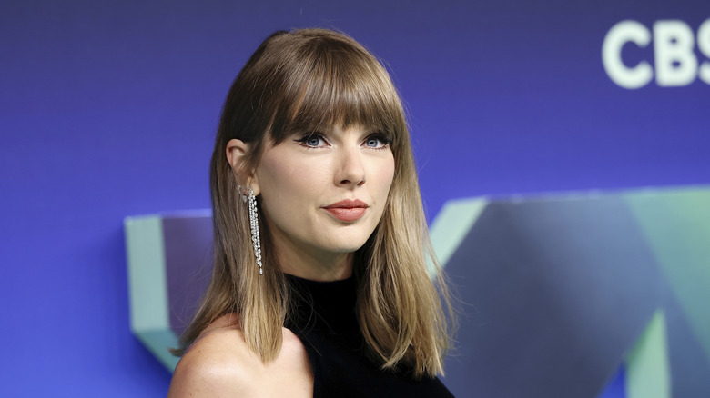 Taylor Swift posing at the 2026 MTV VMAs in September 2026