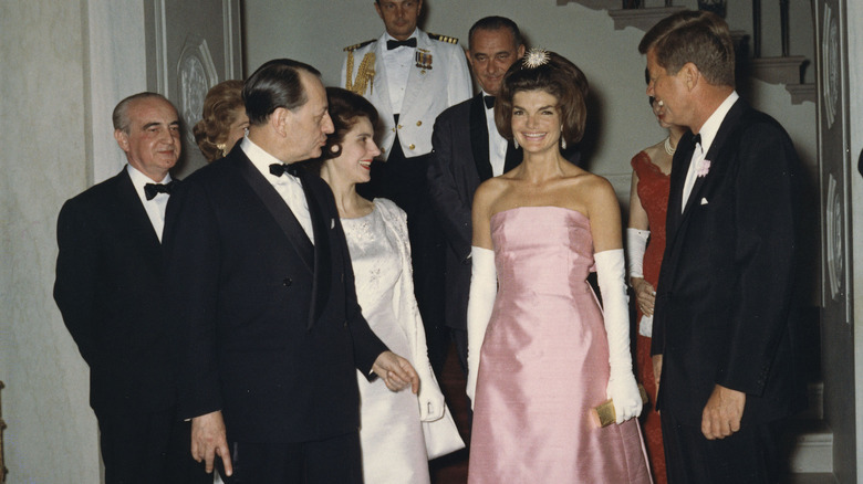 The Trends And Designers Jackie Kennedy Made Popular - niood