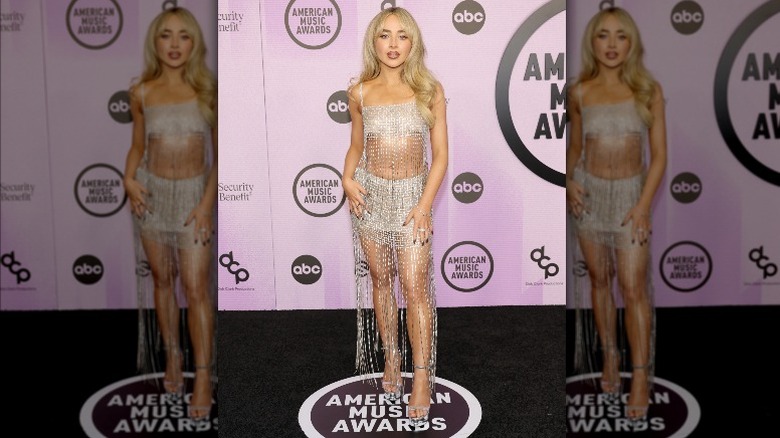 Sabrina Carpenter sultry pose on red carpet