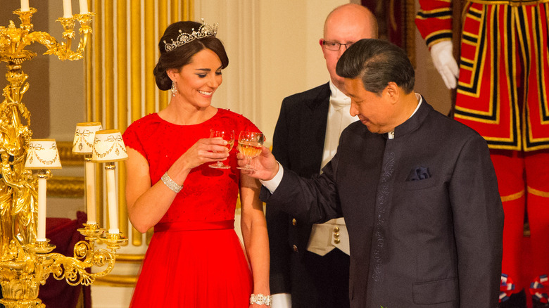 Kate Middleton toasting drinks with Chinese president Xi Jinping at the 2015 Chinese state banquet.