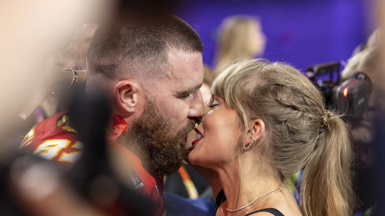 Travis Kelce and Taylor Swift kissing