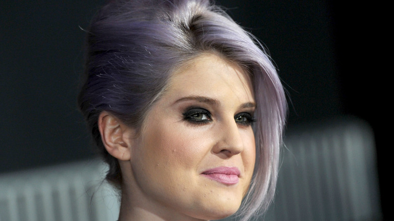 Kelly Osbourne poses on the red carpet