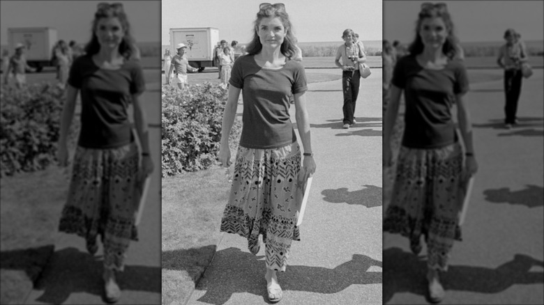 Jackie Kennedy surrounded by photographers and bystanders at the Kennedy compound in Hyannis Port