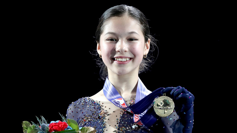 Alysa Liu holding her medal in 2020