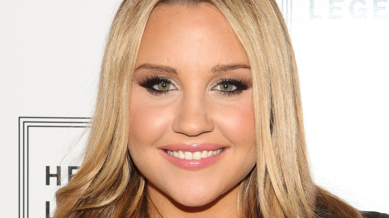 Amanda Bynes poses on the red carpet