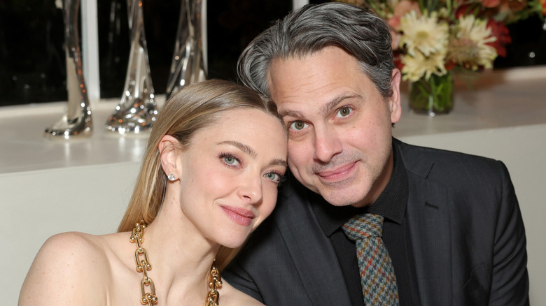 Amanda Seyfried and Thomas Sadoski touching their heads together