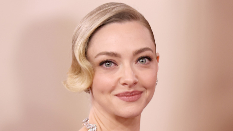 Amanda Seyfried makeup statement necklace