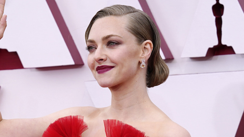 Amanda Seyfried waving at Oscars pre-show