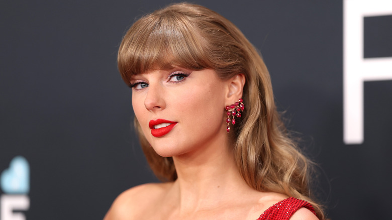 Taylor Swift posing for photos