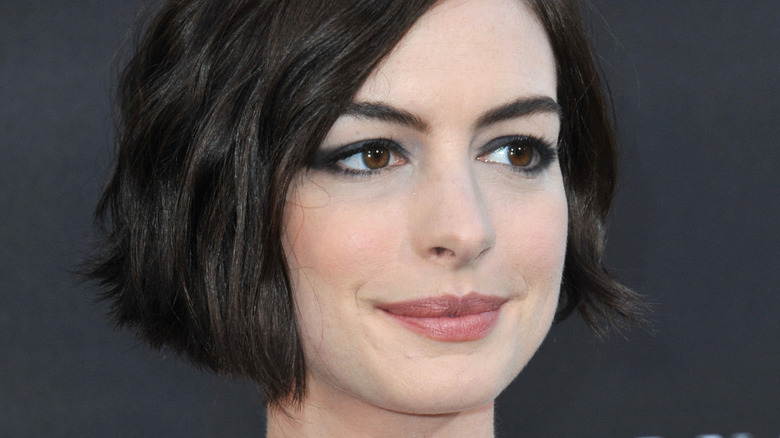 Anne Hathaway smoky eye rose lip