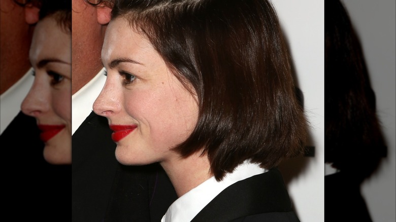 Anne Hahaway side view red lip