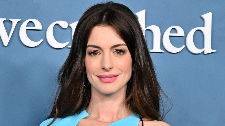 Anne Hathaway with light makeup