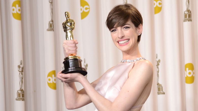 Anne Hathaway proudly holds her Oscar at the 2013 Academy Awards