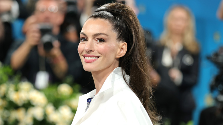 Anne Hathaway showing her hair at the Met 2025