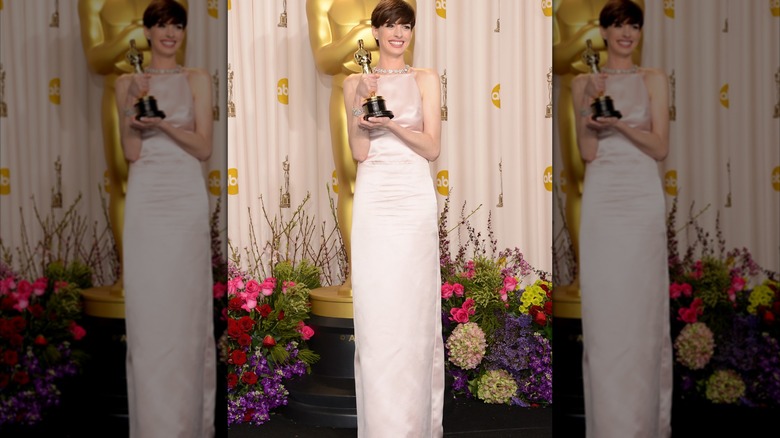 Anne Hathaway posing with her Oscar