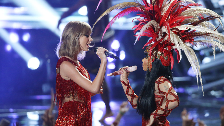 Swift and Minaj performing together 