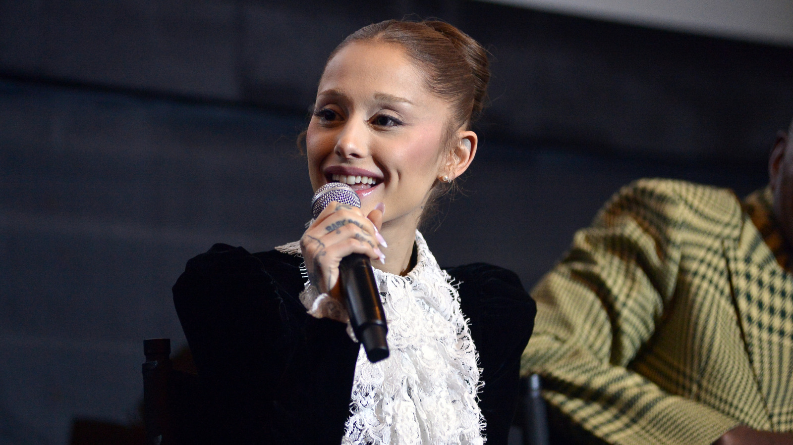 <a href="https://www.thelist.com/2060396/ariana-grande-killer-legs-couldnt-save-these-awful-outfits/" target="_blank">Ariana Grande’s Killer Legs Couldn’t Save These Awful Outfits</a>