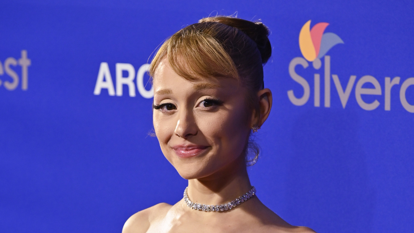 アリアナ・グランデは、彼女が彼女の初期の名声を悲劇的に覚えていないことを告白しました
