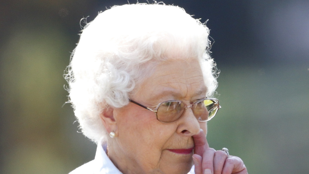 Queen Elizabeth picking her nose