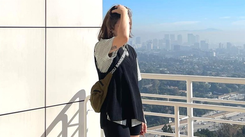 woman wearing baggu crossbody