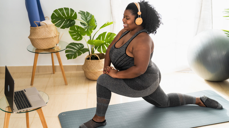 woman doing fitness class