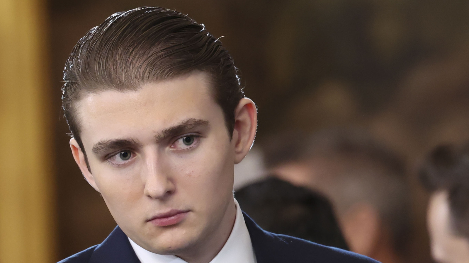 Barron Trump Pops Up In Public For NYE In Mar-A-Lago And His Boredom Is So Obvious