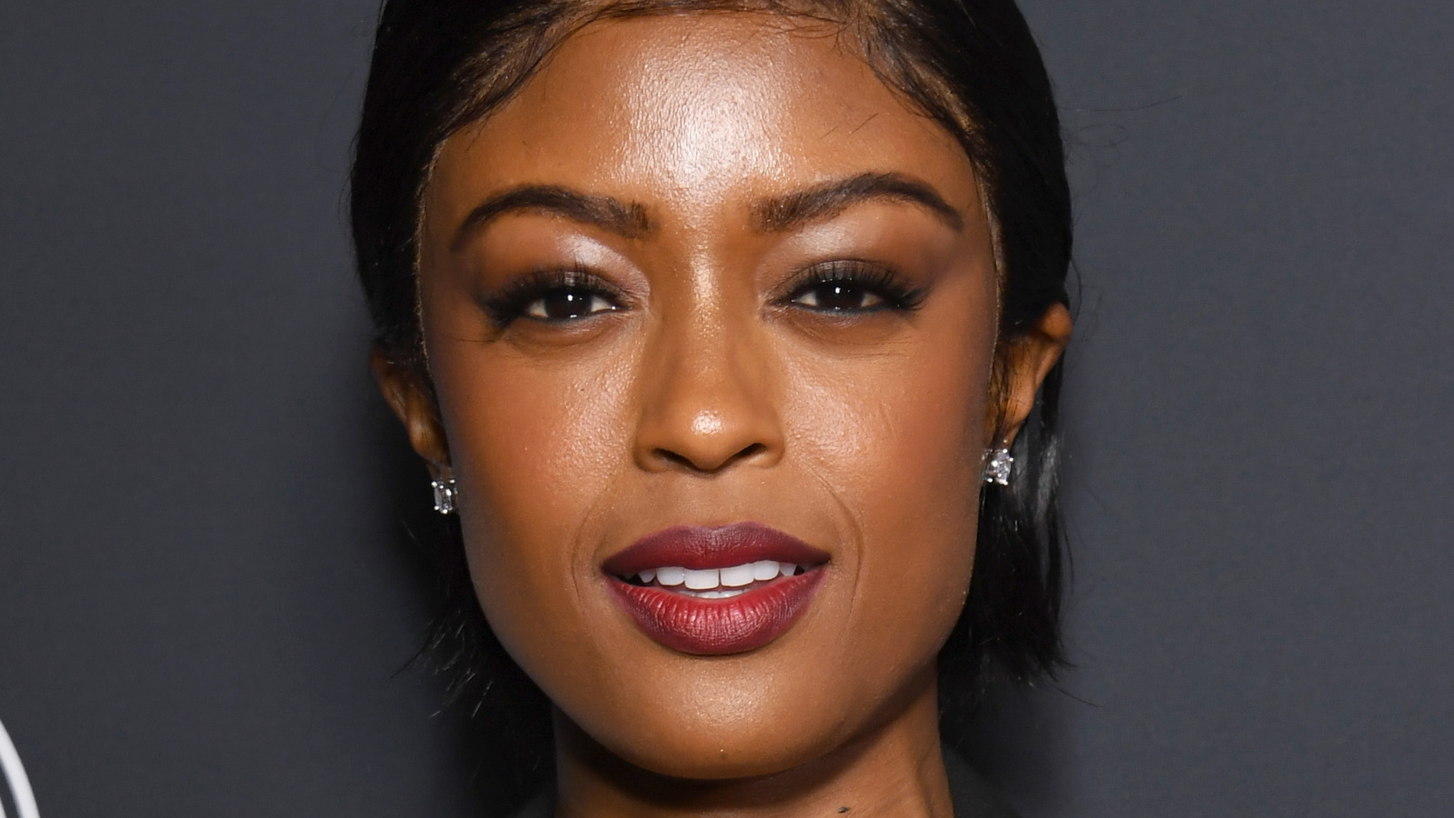 Batwoman's Javicia Leslie On Her Romantic Holiday Turn In Something