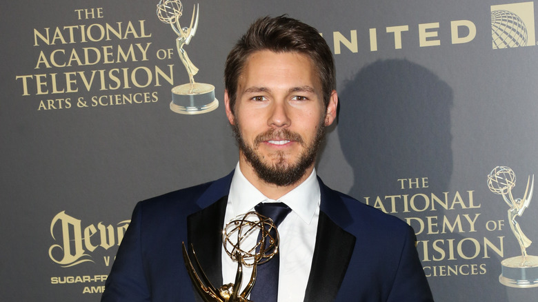 Scott Clifton posing