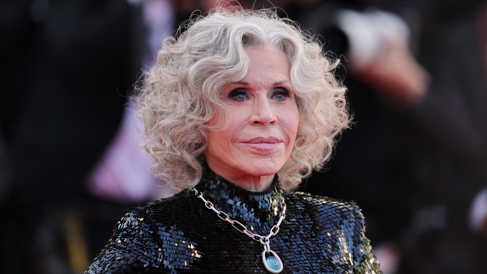 <a href="https://www.thelist.com/2190234/before-and-after-pics-of-celebs-who-embraced-going-gray/" target="_blank">Before & After Photos Of Celebs Who Embraced Going Gray</a>