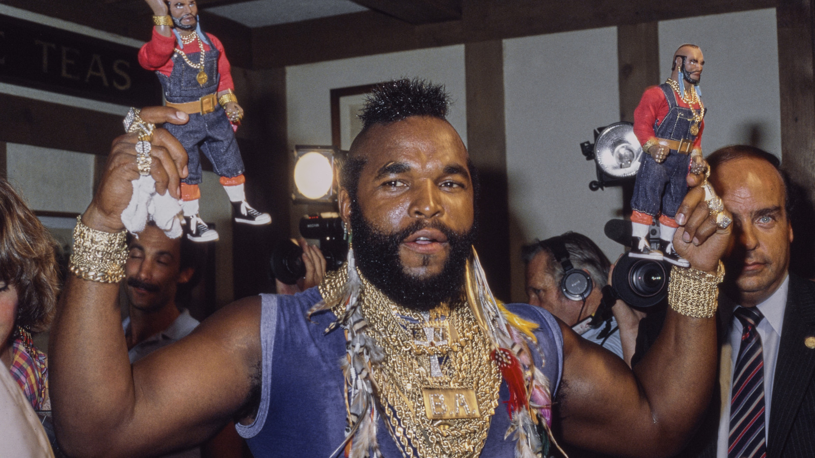 <a href="https://www.thelist.com/2190937/before-and-after-photos-celebs-who-rocked-mohawks/" target="_blank">Before & After Photos Of Celebs Who Rocked Mohawks</a>