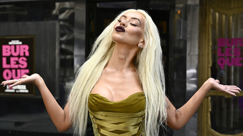 image of Christina Aguilera posing on the premiere of the "Burlesque" musical