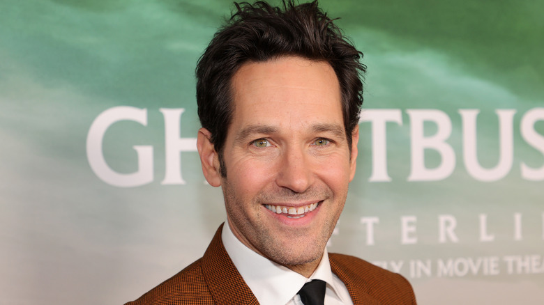 Paul Rudd posing for photographs