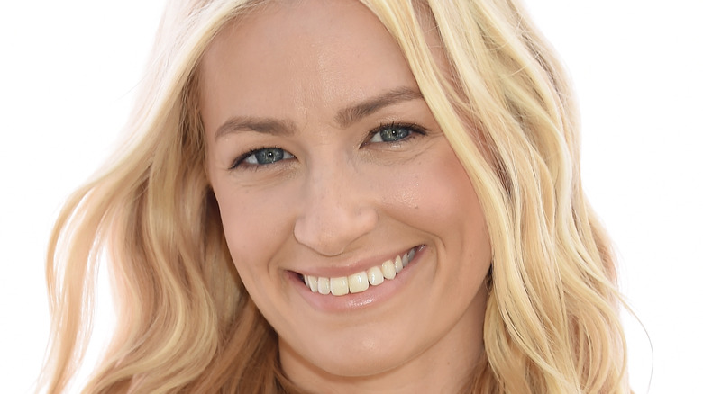 Beth Behrs Dishes On 2 Broke Girls And The Neighborhood - Exclusive Interview