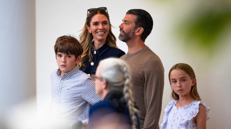 Bettina Anderson, Donald Trump Jr., and his children Spencer and Chloe outside the White House (2025)