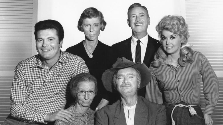 The cast of the Beverly Hillbillies posed together in a black-and-white photo