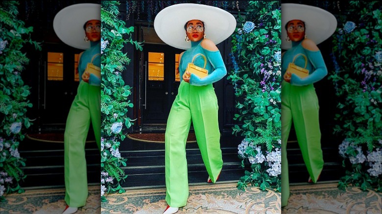 woman color blocking outfit with white hat