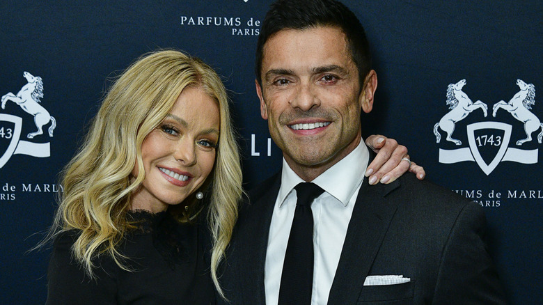 Kelly RIpa and Mark Consuelos smiling together