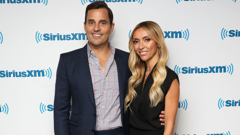 Bill & Giuliana Rancic smiling while posing on the red carpet together