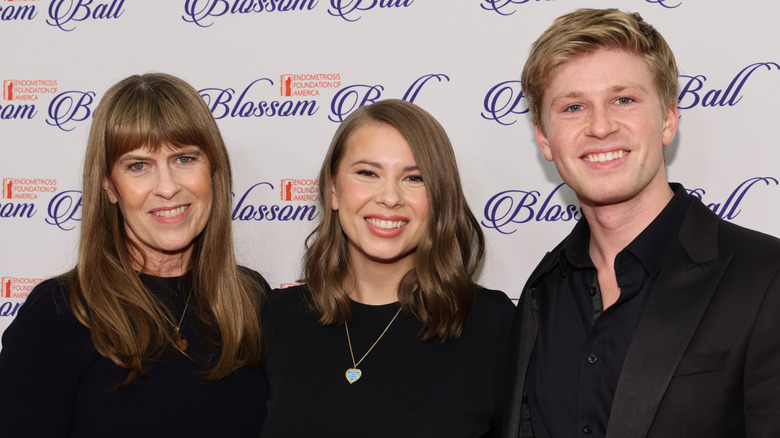 Terri Irwin, Bindi Irwin, and Robert Irwin all smiling together