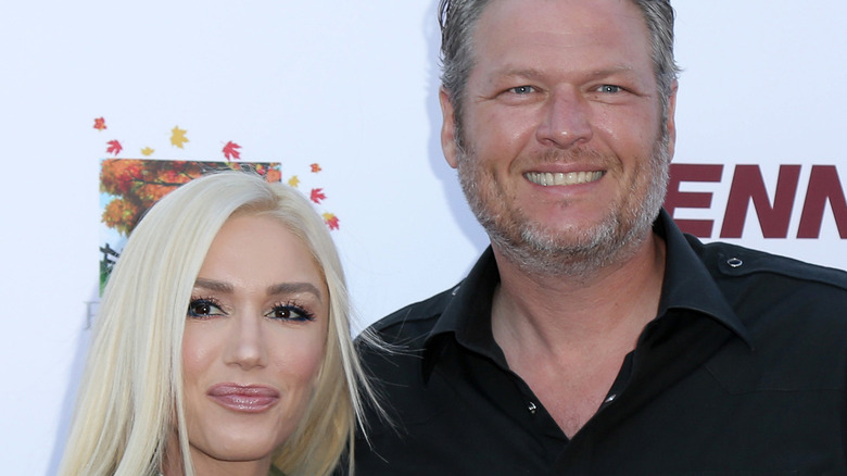 Blake Shelton and Gwen Stefani posing