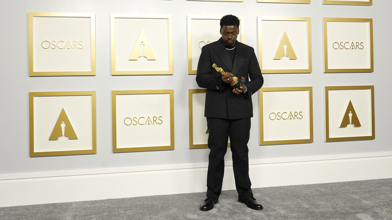 Daniel Kaluuya holding Oscar