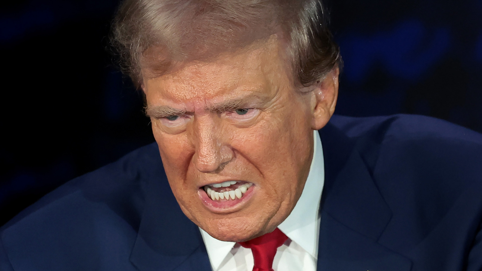 ボディランゲージの専門家は、トランプ大統領とカマラ・ハリス上院議員の握手シーンが隠された意図を明らかにしたと語る
