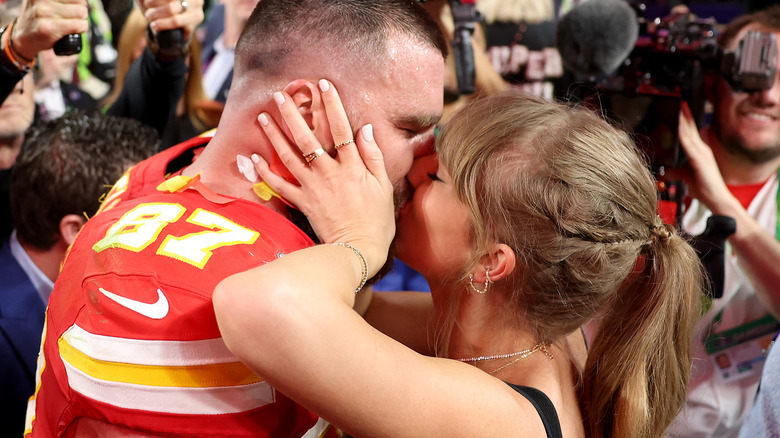 Taylor Swift and Travis Kelce kissing