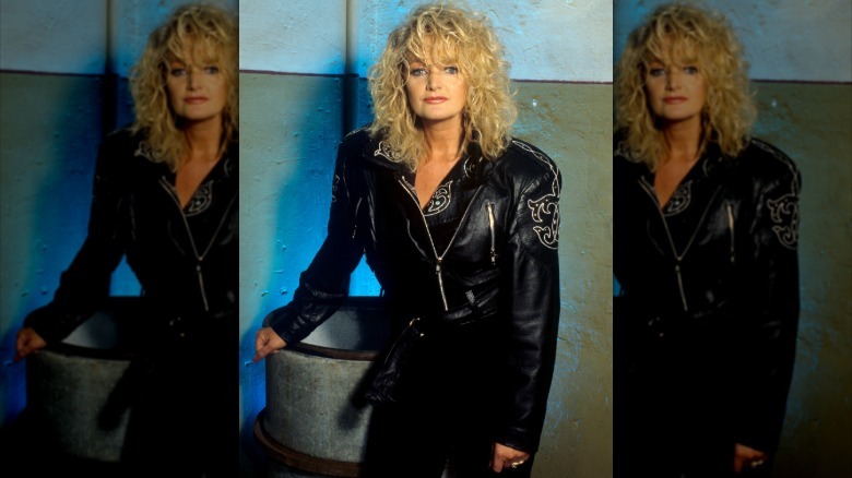 Bonnie Tyler posing in a leather jacket with white detailing in Germany in 1990