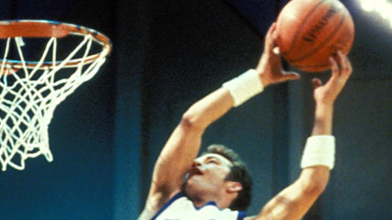 Luke Perry about to dunk a basketball
