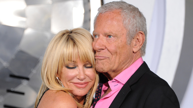 Suzanne Somers and Alan Hamel hugging and smiling